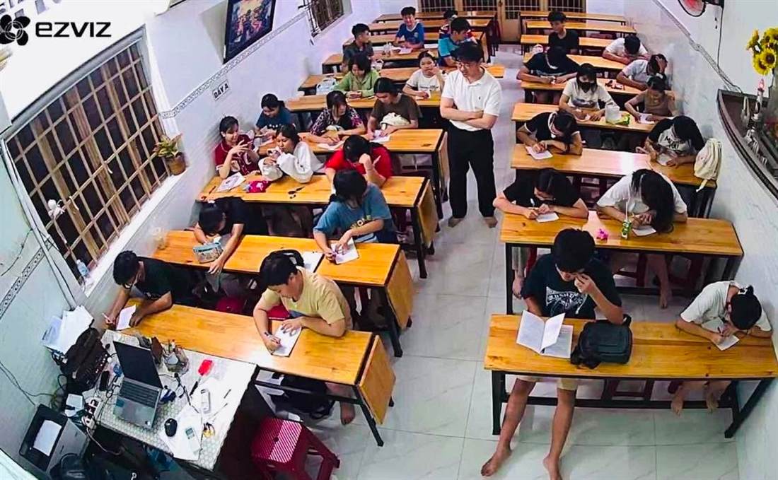 Lớp học đông đủ trong giờ luyện đề