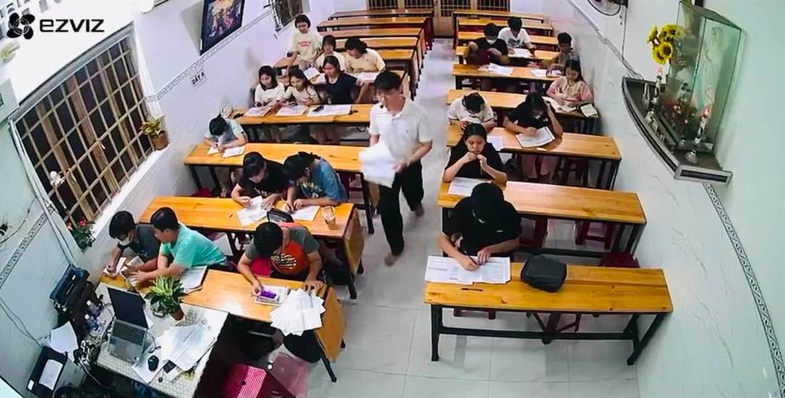 Thầy phát bài cho học sinh