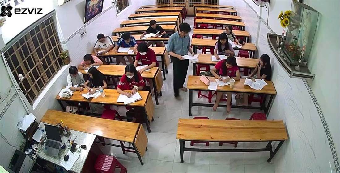 Thầy hướng dẫn từng bàn