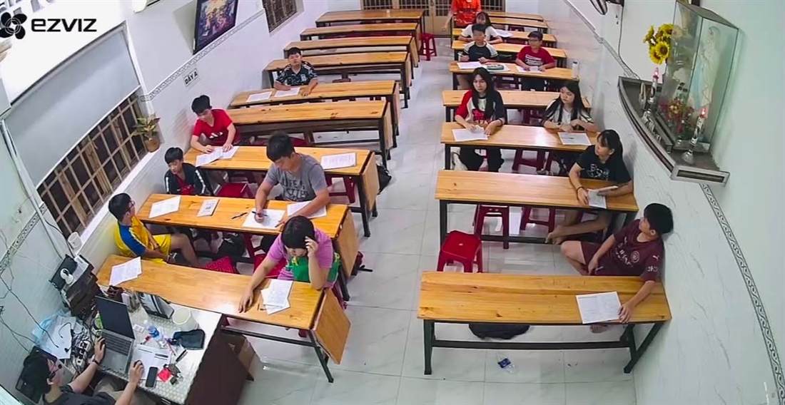 Học sinh tập trung làm bài