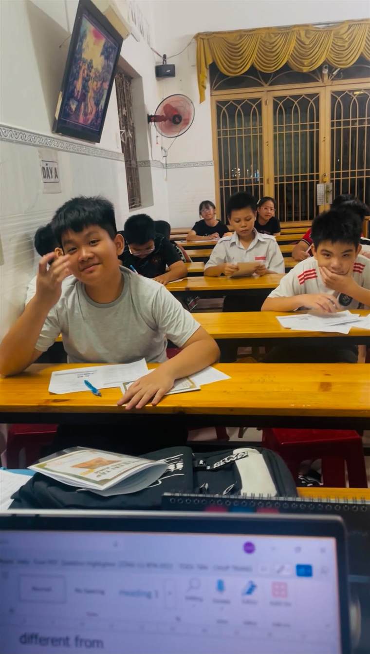 Học sinh vui vẻ trong giờ học