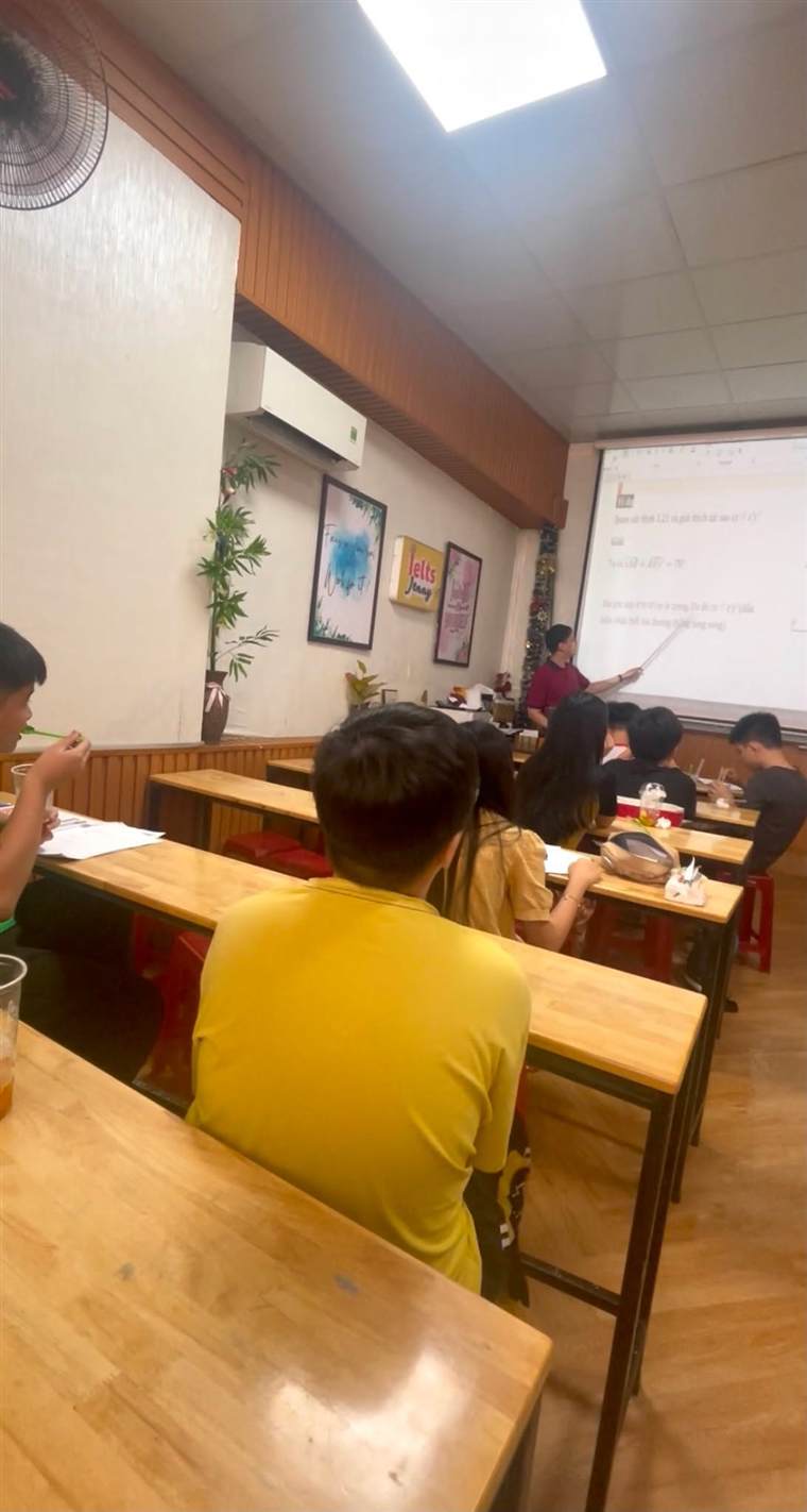 Thầy giảng bài trên màn chiếu