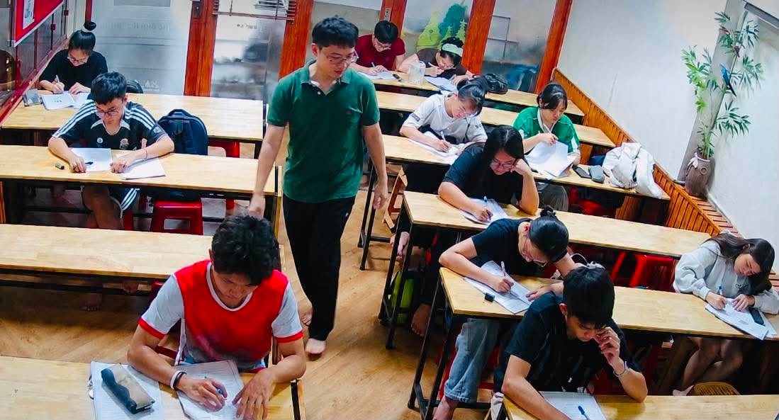 Một buổi luyện đề tại lớp thầy Tân